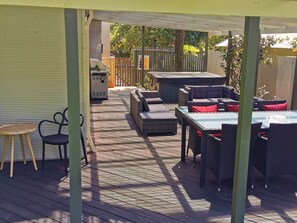 Outdoor dining - Katura Cottage - On the border of Katoomba & Leura, Blue Mountains (Katoomba)
