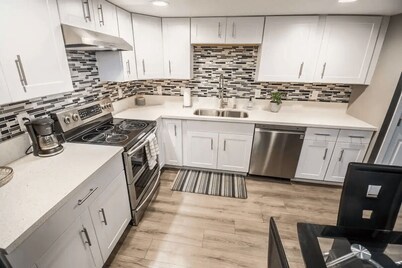 Spacious 2-Bedroom Townhouse with Pool & Private Patio in Central Las Vegas