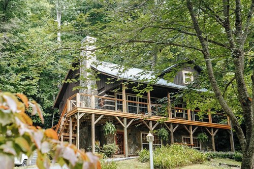 Sleeps 10~Boone area getaway! Waterfalls,trails, Grandfather Mtn & wineries.