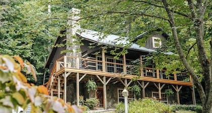 Sleeps 10~Boone area getaway! Waterfalls,trails, Grandfather Mtn & wineries.