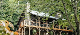 Sleeps 10~Boone area getaway! Waterfalls,trails, Grandfather Mtn & wineries.