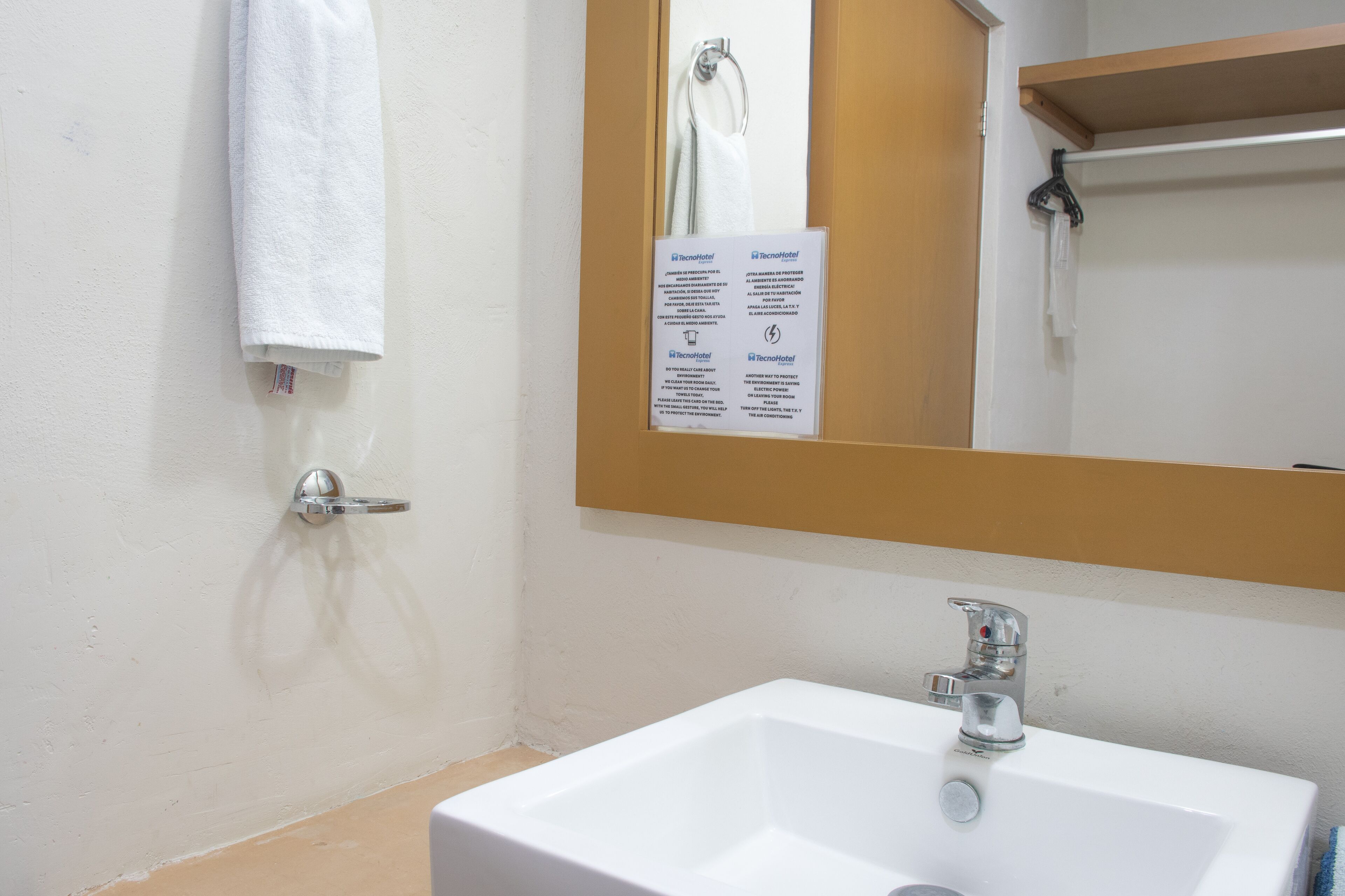 Standard Room | Bathroom | Shower, towels