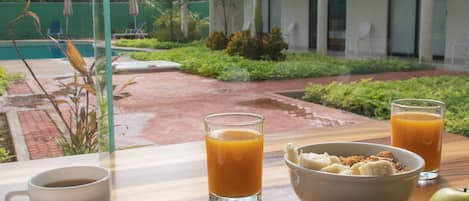 Ilmainen päivittäinen mannermainen aamiainen