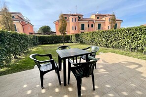 Unclassified image, 4 of 14, button