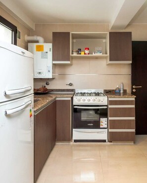 Refrigerador, horno, tetera/pava eléctrica, utensilios de cocina