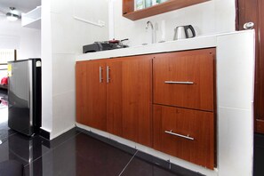 Microondas, cafetera/tetera, utensilios de cocina