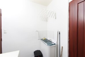 Interior - Cozy Studio with A/C excellent location (Cali)