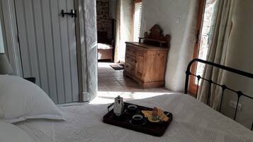 1 slaapkamer, een strijkplank/strijkijzer, wifi, beddengoed