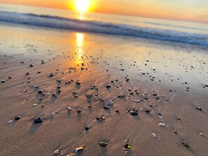Beach nearby, sun-loungers - Sea Pearl - South Bethany Bliss!  (Bethany Beach)