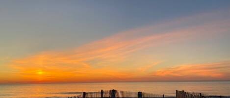 Playa en los alrededores y camastros