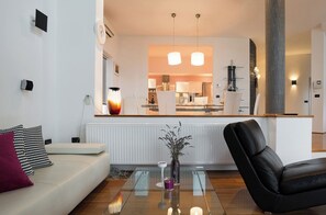TV, fireplace, stereo - 5Bed Villa-Sleeps 10- Pool, Parking, Near the Sea (Pjescana Uvala)