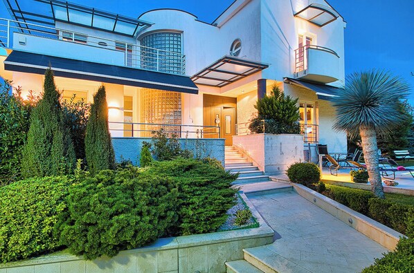 Exterior detail - 5Bed Villa-Sleeps 10- Pool, Parking, Near the Sea (Pjescana Uvala)