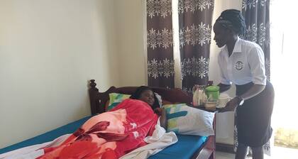 Famko Hotel - Sleeps 24 - Parking - Garden