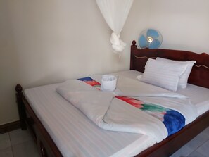 4 bedrooms, iron/ironing board, WiFi, bed sheets - Famko Hotel - Sleeps 24 - Parking - Garden (Lira)