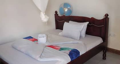 Famko Hotel - Sleeps 24 - Parking - Garden