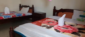 Famko Hotel - Sleeps 24 - Parking - Garden