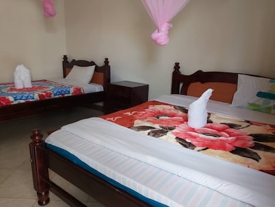 Famko Hotel - Sleeps 24 - Parking - Garden