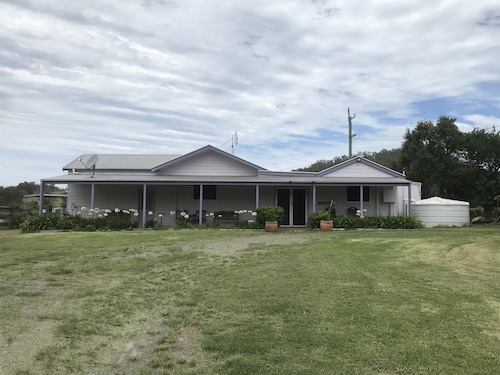 Camelot Farm Stay close to Paterson & Dungog