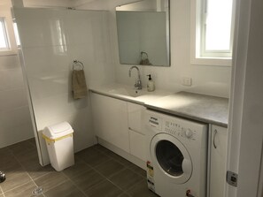 Dusj, hårføner, håndklær og såpe