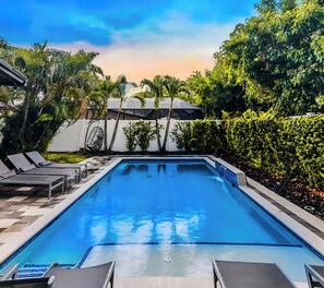 Alberca al aire libre y alberca climatizada