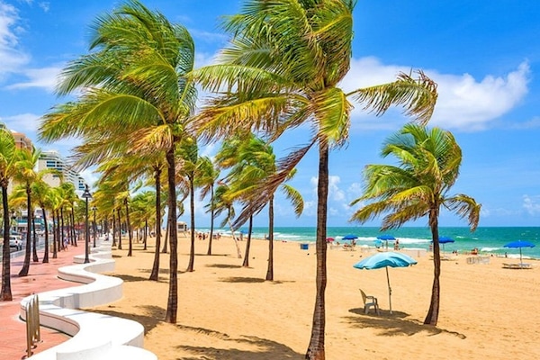 Nära stranden, solstolar och strandhanddukar
