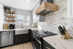 冰箱、微波炉、烤箱、炉灶