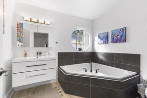 Badewanne, Haartrockner, Handtücher, Seife