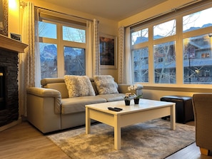 Smart TV, fireplace - SUNNY BRIGHT King Bed Suite Full Kitchen Free Parking Balcony BBQ Gym (Canmore)