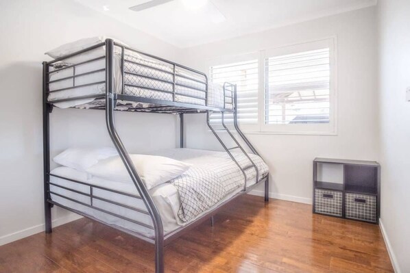 4 bedrooms, iron/ironing board, travel crib, WiFi - Warana Abode - Pool, Studio, PF, Walk to Beach (Warana)