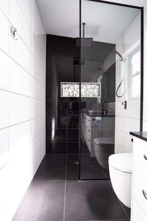Bathtub, free toiletries, hair dryer, towels - Warana Abode - Pool, Studio, PF, Walk to Beach (Warana)