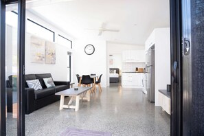TV, Netflix, streaming services, offices - Warana Abode - Pool, Studio, PF, Walk to Beach (Warana)