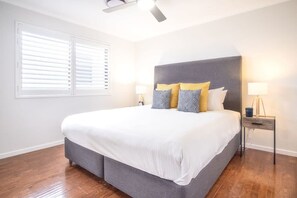 4 bedrooms, iron/ironing board, travel cot, WiFi - Pet-Friendly Home + Pool, Walk to Warana Beach (Warana)