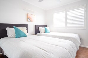4 bedrooms, iron/ironing board, travel cot, WiFi - Warana Abode - Pool, Studio, PF, Walk to Beach (Warana)