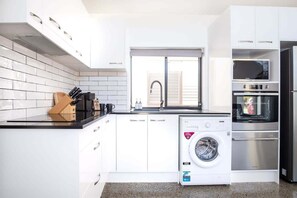 Réfrigérateur, four à micro-ondes, un four, surface de cuisson