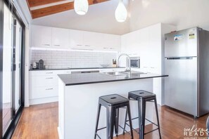 Fridge, microwave, oven, stovetop - Warana Abode - Pool, Studio, PF, Walk to Beach (Warana)