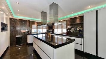 KĂŒhlschrank, Mikrowelle, Ofen, Herdplatte