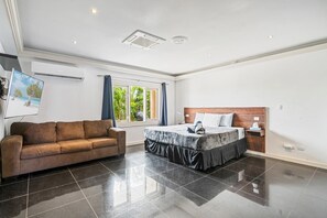 8 slaapkamers, een kluis op de kamer, een bureau