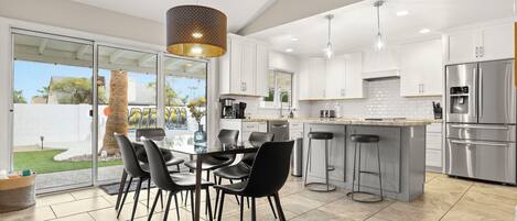 Een koelkast, een magnetron, een oven, een kookplaat