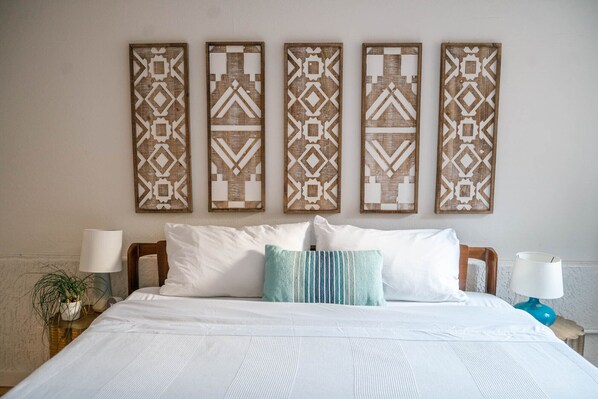 2 habitaciones, escritorio y tabla de planchar con plancha 