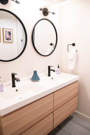 Douche, sèche-cheveux, serviettes fournies, savon