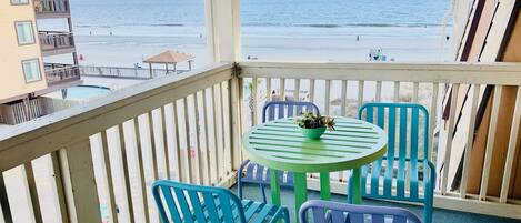 屋外ダイニングエリア