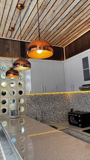 Kühlschrank, Wasserkocher mit Kaffee-/Teezubehör, Wasserkocher, Toaster
