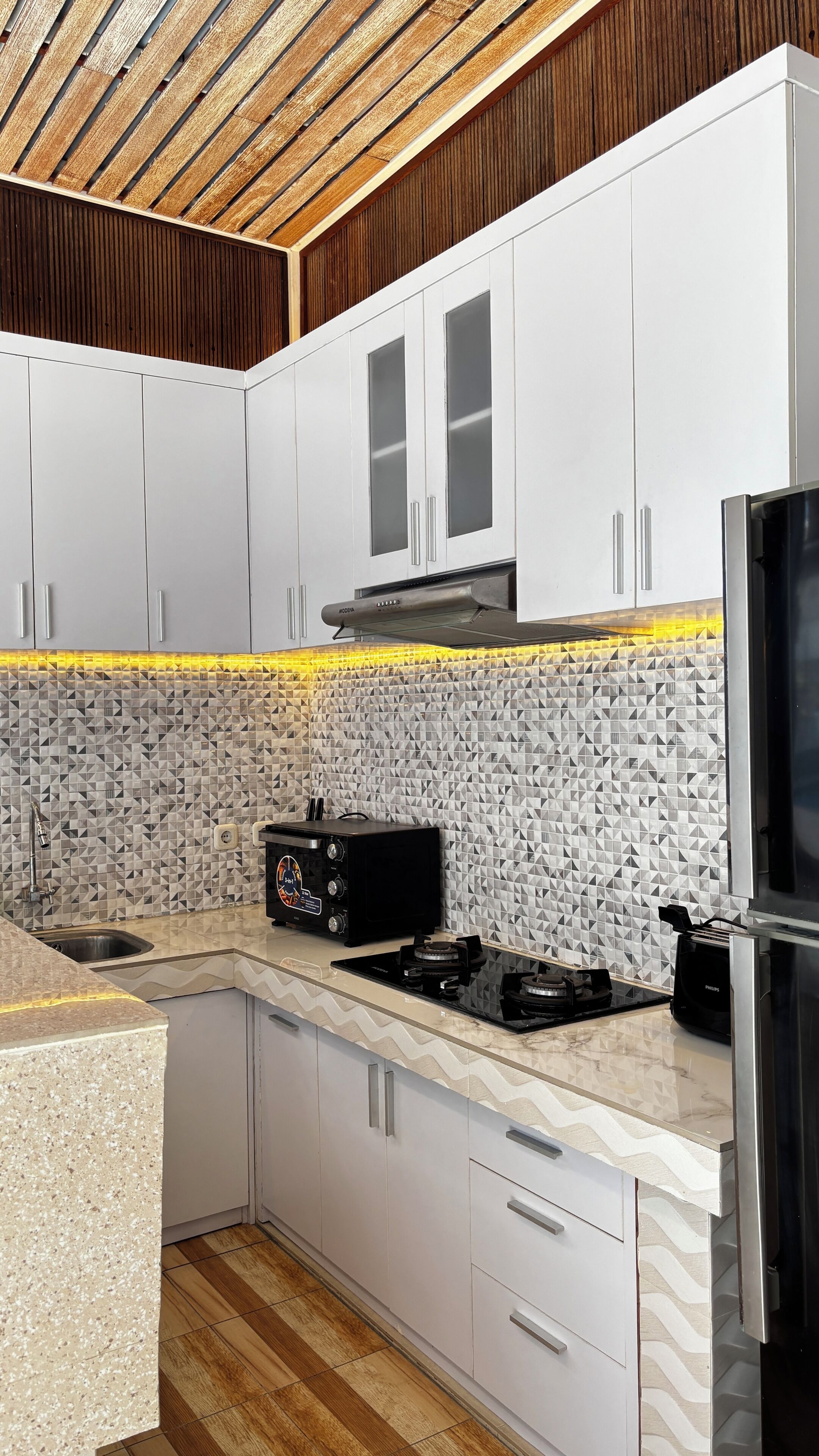 Kühlschrank, Wasserkocher mit Kaffee-/Teezubehör, Wasserkocher, Toaster