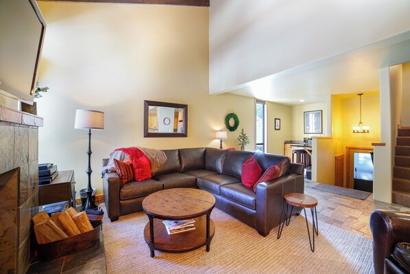 Téléviseur connecté, foyer, table de baby-foot, table de ping-pong