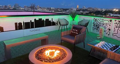 SKYLINE ROOFTOP DECK 4 BEDROOMS KING BED LARGE KITCHEN L2 EV CHARGER PETS GARAGE