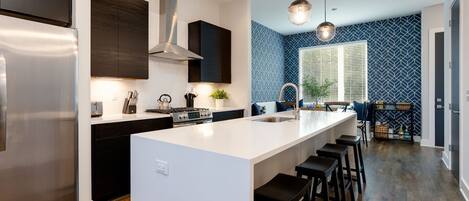 Réfrigérateur, micro-ondes, four, plaque de cuisson