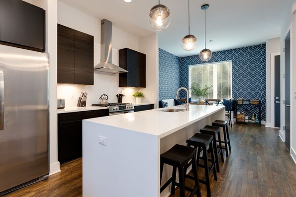 Fridge, microwave, oven, stovetop - SKYLINE ROOFTOP DECK 4 BEDROOMS KING BED LARGE KITCHEN L2 EV CHARGER PETS GARAGE (Nashville)