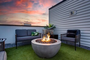 Terrace/patio - SKYLINE ROOFTOP DECK 4 BEDROOMS KING BED LARGE KITCHEN L2 EV CHARGER PETS GARAGE (Nashville)