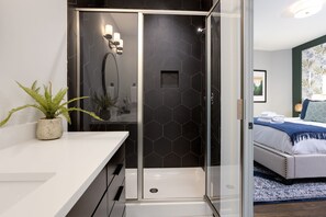 4 bedrooms, desk, iron/ironing board, free WiFi - SKYLINE ROOFTOP DECK 4 BEDROOMS KING BED LARGE KITCHEN L2 EV CHARGER PETS GARAGE (Nashville)