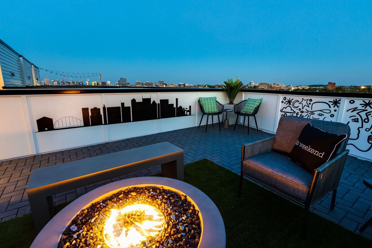 SKYLINE ROOFTOP DECK 4 BEDROOMS KING BED LARGE KITCHEN L2 EV CHARGER PETS GARAGE